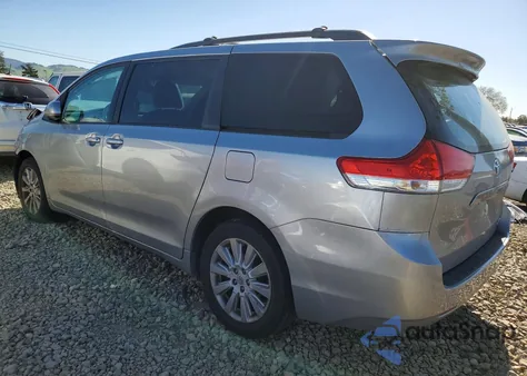 2013 Toyota Sienna Le 7-Passenger z USA, uszkodzony, nr VIN 5TDJK3DC0DS068726